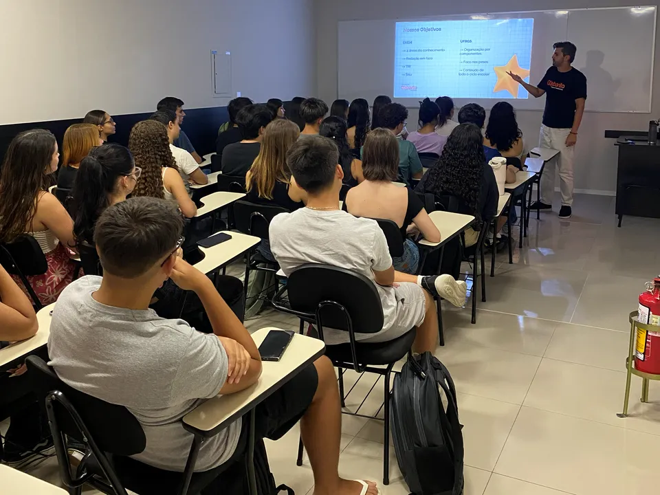 Sala do Gabarito Guaíba lotada, com o professor dando aula